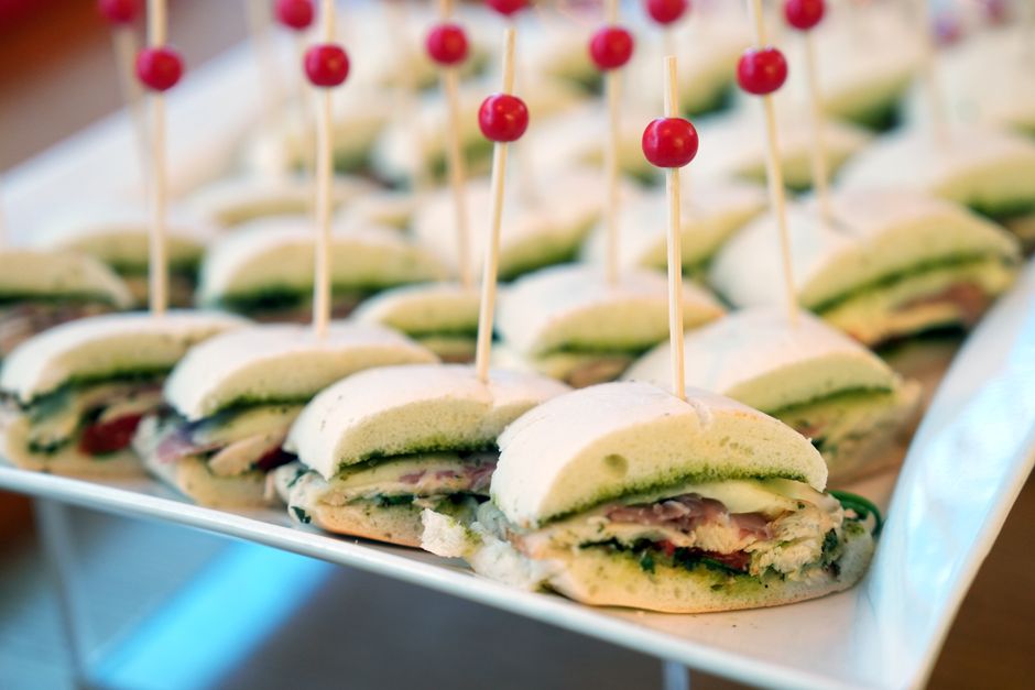 Mini croque-monsieur au four garnis de jambon et fromage, présentés sur un plateau avec des piques en bois.