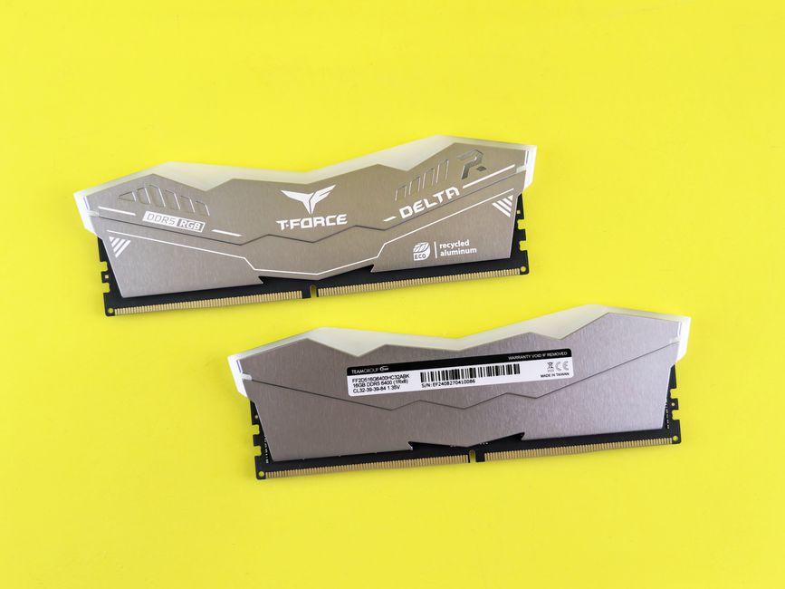 Image de deux barrettes de mémoire RAM T-Force Delta sur un fond jaune, illustrant des composants informatiques.