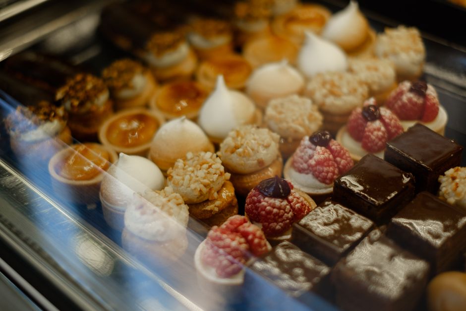 Assortiment de mini desserts colorés, incluant des tartelettes, des meringues et des chocolats, parfaits pour l'apéro.