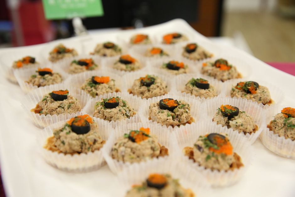 Rillettes de thon garnies d'olive et d'œufs de poisson, servies dans des caissettes en papier.