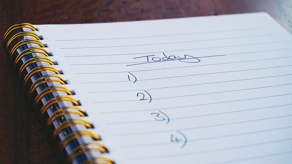 Carnet ouvert avec une liste numérotée pour organiser un apéro dinatoire sans stress.