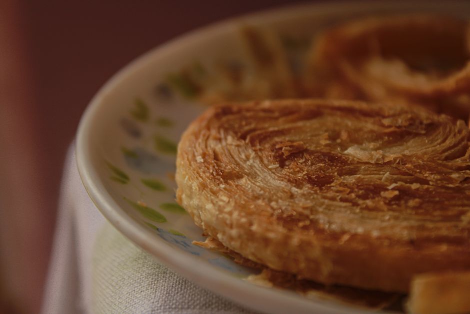 Assiette de petits feuilletés dorés et croustillants, prêts pour un apéritif convivial.